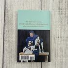 Links oben steht "ELIZABETH VON ARNIM". Rechts oben "ALL THE DOGS OF MY LIFE". Zwei Fotos sind abgebildet. Eine Hand hält das Buch.