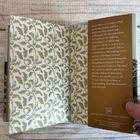Ein Text beschreibt winterliche Volksgeschichten aus verschiedenen Kulturen. Darunter ein florales Muster in Grüntönen.