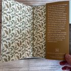 Text über Franz Kafka und sein Erbe, verziert mit einem Blättermuster auf cremefarbenem Hintergrund.