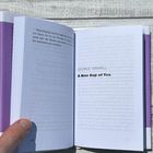 Beschreibung eines Buchrückens in lilafarbenem Design mit Text über Achtsamkeit, Mentoren und Tipps zum Entspannen.