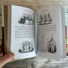Links: "ALEXANDRE DUMAS"; rechts: "THE NUTCRACKER". Darunter schwarz-weiße Illustrationen von Figuren.