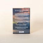 Rückseite eines Buches mit Zitaten über "John of John" und Lob für Douglas Stuart. Darunter ein Barcode. Hintergrund zeigt bewölkten Himmel.