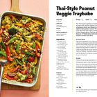 Titel: Thai-Style Peanut Veggie Traybake. Präp-Zeit: 5 Min. Kochzeit: 30 Min. Zutaten: Paprika, Zwiebel, Brokkoli. Rezept auf Holzbrett.