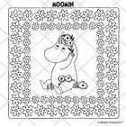 Über dem Bild steht „MOOMIN“. Ein sitzendes, fröhliches Wesen trägt einen Blumenkranz, umrahmt von Blumen.
