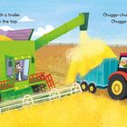 Ein grüner Mähdrescher lädt Getreide in einen blauen Anhänger eines roten Traktors. Illustrativ, mit Bergen und Windrädern.