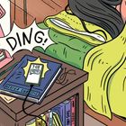 "DING! 7:08 auf Handy, Buch von Agatha Christie. Foto im rosa Rahmen, Nachttisch mit Lampe und Büchern, Kopfhörer."