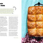 "Queenie's Whole Wheat Honey Rolls." Links Rezept-Anleitung, rechts gebackene Brötchen, ordentlich angeordnet.