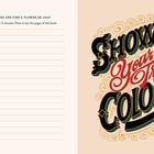Links: Text "GO OUTSIDE AND FIND A FLOWER OR LEAF." Rechts: Schriftzug "SHOW YOUR TRUE COLORS" mit verziertem Design.