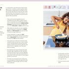 HANDS-ON ACTIVITY: OMELETS FOR LITTLE ONES. Ein Kind in gelbem Schürzenkleid kocht in einer Küche ein Omelett in der Pfanne.