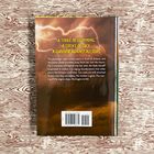 "A STRIKE OF LIGHTNING, A STROKE OF LUCK, A SURVIVOR AGAINST ALL ODDS." Hintergrund: Dramatische Wolken, Barcode unten.