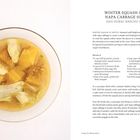 WINTER SQUASH AND NAPA CABBAGE SOUP Rezept für 4 Personen. Auf der linken Seite ein Teller mit Suppe und Gemüse.