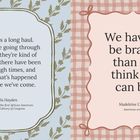 Links steht ein Zitat von Carla Hayden auf blauem Hintergrund mit Blumenmuster. Rechts ist ein Zitat von Madeleine L'Engle auf rosa-kariertem Hintergrund.