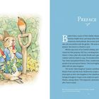 Links eine Illustration: Ein Hase in blauer Jacke isst Karotten; ein Rotkehlchen sitzt auf einer Schaufel. Rechts ein Text über Beatrix Potter.