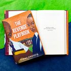 Auf einem Buchcover steht "THE REVENGE PLAYBOOK" von Rimma Onoseta. Zwei Jugendliche in Schuluniformen sind abgebildet.