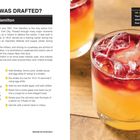 "WAIT, I WAS DRAFTED?" Überschrift für einen Cocktail mit Geschichte von Fort Hamilton. Rezept unten. Rechts ein Drink mit roter Schicht.