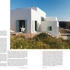 Links: Text über Architekturprojekte und das Wohnen auf einer Insel. Rechts: Weißes Haus mit blauen Fenstern, umgeben von Natur.