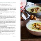 Rezept für herzhaften Kohl-Kartoffel-Suppe mit Senf-Käse-Croûtons. Nebenan eine Schüssel Suppe mit Croutons.