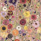 Bunte, gemalte Blumen in verschiedenen Farben und Formen auf einem braunen Hintergrund, dicht angeordnet.