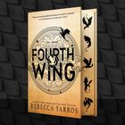 "Fly... or die. Fourth Wing". Illustration von Drachen und Wolken in Schwarz und Gold, dazu der Name Rebecca Yarros.