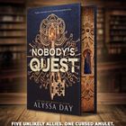 Titel: Nobody's Quest. Autor: Alyssa Day. Unbewegliche Requisiten: Schloss aus Schlüsseln, Bücherregal im Hintergrund.