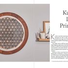 Kapitel 8: Kumiko Design Principles. Links ein rundes Kumiko-Holzmuster, rechts ein Regal mit Dekoration.