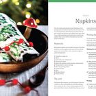 Titel: "Napkins". Materialien und Anleitungen zur Herstellung von Servietten. Links Servietten mit Stechpalmenmuster in Holzschale.