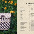 "Contents" als Überschrift. Ein Menü mit Kapiteln wie "Introduction", "Weaving Projects", daneben ein geflochtener Korb, umgeben von Blumen.