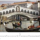 "Venedig, Monat Mai" zeigen Kalenderdatum und Motivbeschreibung. Zwei Gondeln auf einem Kanal vor der Rialtobrücke.