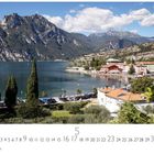 Text: Panorama, 5, Casares Edition.   
Berglandschaft mit See, Dorf, Bäumen und Autos.