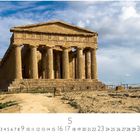 Concordia Tempel, Kalenderblatt für Mai; zeigt einen antiken Tempel mit Säulen unter blauem Himmel.