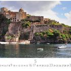 „Burg Aragonese Capri“ steht unten links. Eine alte Festung auf einem Felsen am Meer, Boote im Wasser, blauer Himmel.