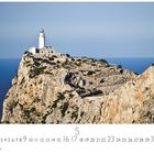 Cap Formentor. Kalender, Monat Mai. Leuchtturm auf felsiger Klippe, umgeben von blauem Meer und Himmel.