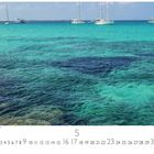 "5 Formentera, Playa de Llevant" und Zahlen 1 bis 31 auf weißem Hintergrund. Azurblaues Meer mit Segelbooten.