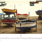 "Abendstimmung am Hafen". Mehrere bunte Boote am Strand vor Wasser. Unten Kalender mit großen Zahlen und der Zahl 5 hervorgehoben.