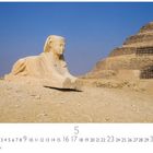 "Saqara" und "CASARES EDITION" sind die Texte. Eine Sphinx-Statue vor einer Stufenpyramide auf sandigem Boden.