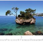 "Felseninsel Brela" steht unten links. Kalenderblatt für Mai. Felsige Insel mit Kiefern in klarem, blaugrünem Wasser.