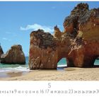 "Algarve, 5, CASA∆RES EDITION" - Felsformationen am Strand, türkisblaues Meer und blauer Himmel.