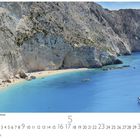 Porto Katsiki Strand in Lefkada. Unten eine Kalenderübersicht mit Zahlen. Ansicht: Steilküste, Sandstrand, klares Meer, Segelboot.