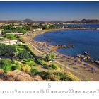 Faliraki Beach. Kalender für Mai mit Küstenlandschaft, klarem Wasser, Strand mit Sonnenschirmen, Grünflächen.