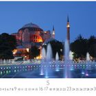 Text: „Hagia Sophia“. Kalender mit beleuchteten Fontänen vor der Hagia Sophia in der Dämmerung.