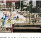 "FREX-YON", "KUMER..." in Graffiti. Illustration mit buntem, abstraktem Wesen auf einer Mauer, darüber Treppe und Geländer.