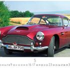 Text: „Aston Martin DB4“, „CASARES EDITION“. Ein klassisches, rotes Auto steht vor einem Feld auf einer Straße.