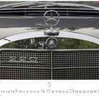 „Mercedes 220 Kühlerfront“. Ein klassischer Kühlergrill mit Mercedes-Stern, darunter Kalenderdaten.