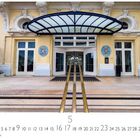 Kalenderseite mit Datumsangaben und dem Text "Cabourg, Grand Hotel". Eingang mit verziertem Glasdach und Säulen.