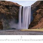 Island, Skogafosswasserfall. Darunter ein Kalender für Mai mit den Zahlen 1 bis 31. Im Hintergrund ein großer Wasserfall.