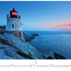 Text: "Castle Hill, Newport, Rhode Island." Ein Leuchtturm auf Felsen am Meer bei Sonnenuntergang. Unten Kalenderdaten.