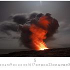 Text: Vulkan Hawaii. Kalenderblatt für Mai. Bild zeigt einen Vulkanausbruch mit roter Lava und Rauch bei Nacht.