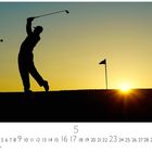 Zahlen von 1 bis 31 unten. Silhouette eines Golfspielers beim Abschlag vor Sonnenuntergang.