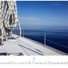 Kalenderblatt mit Zahlen 1-31 und der Monatszahl 5. Bild eines ruhigen Meeres und Segelbootes mit Seilen im Vordergrund.