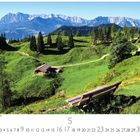 Österreich, Wilder Kaiser, Tirol. Eine grüne Berglandschaft mit Hütten und einem Pfad im Vordergrund, Berge im Hintergrund.